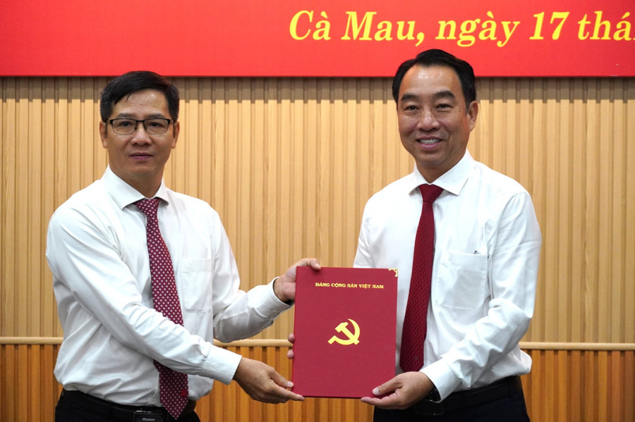 Ông Nguyễn Thành Tâm trao quyết định cho ông Lữ Quang Ngời. 584460375-1547142619856982-3899797996802114395-n.jpg