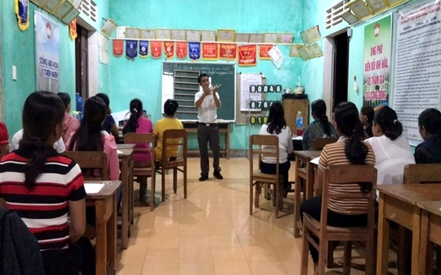 Nhiều giáo viên tình nguyện dạy xóa mù chữ vào buổi tối, giúp bà con tìm được "ánh sáng" của con chữ. chinh-su-dung-dddh.jpg