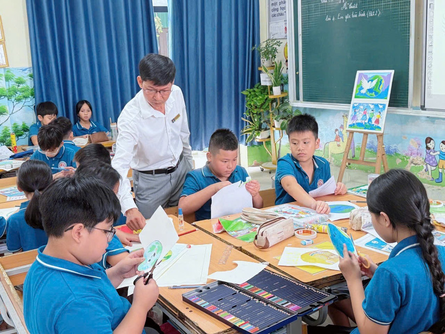 Thầy và trò say mê thực hành sáng tạo trong giờ học. 4.png