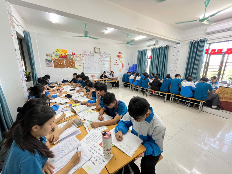 Chuỗi hoạt động góp phần bồi đắp niềm tự hào nghề giáo, khẳng định uy tín, vị thế của Trường Nguyễn Bỉnh Khiêm trong công tác dạy học và đổi mới giáo dục. z7232045610663-191f9b68e93240ad2517b738f13f7b1c.jpg