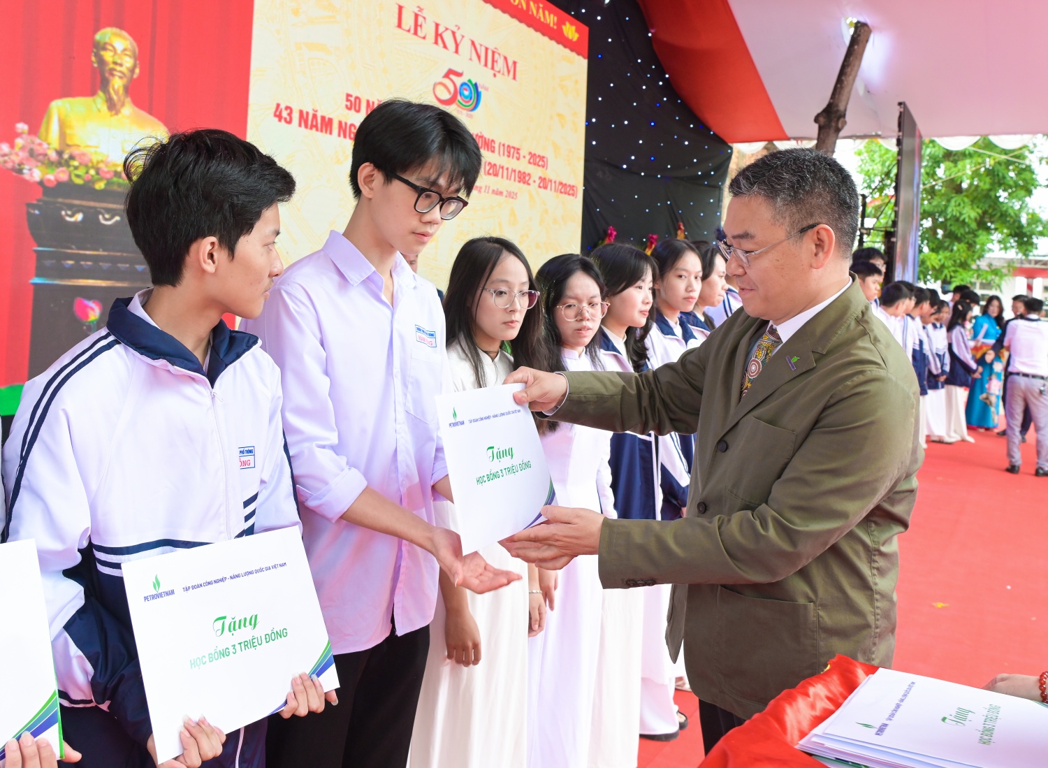 [Chùm ảnh] Petrovietnam khánh thành hai phòng thực hành STEM tại Thanh Hóa