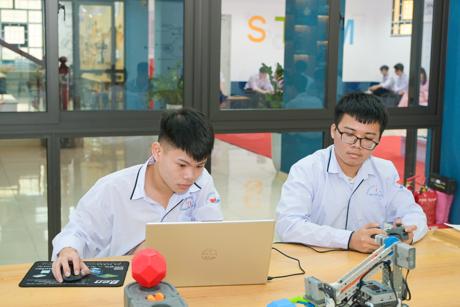 [Chùm ảnh] Petrovietnam khánh thành hai phòng thực hành STEM tại Thanh Hóa