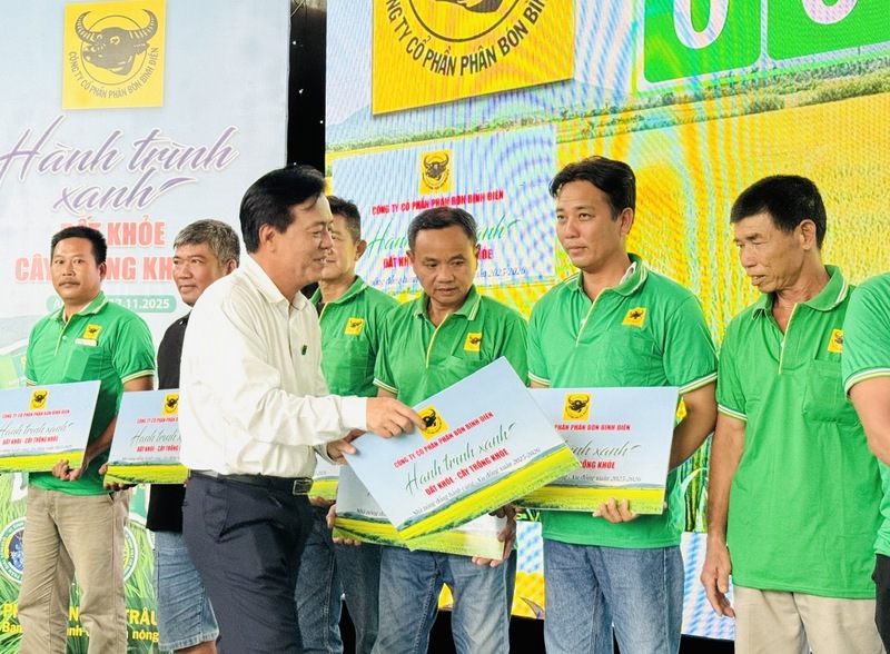 Ông Ngô Văn Đông - Tổng giám đốc Công ty CP Phân bón Bình Điền (thứ 9 từ phải sang) và các đại biểu tham dự chương trình chụp hình lưu niệm cùng 12 nông dân được nhận gói sản phẩm phân bón Đầu Trâu Bio-Canxi và giải pháp kỹ thuật chương trình “Hành trình xanh - Đất khỏe - Cây trồng khỏe”.