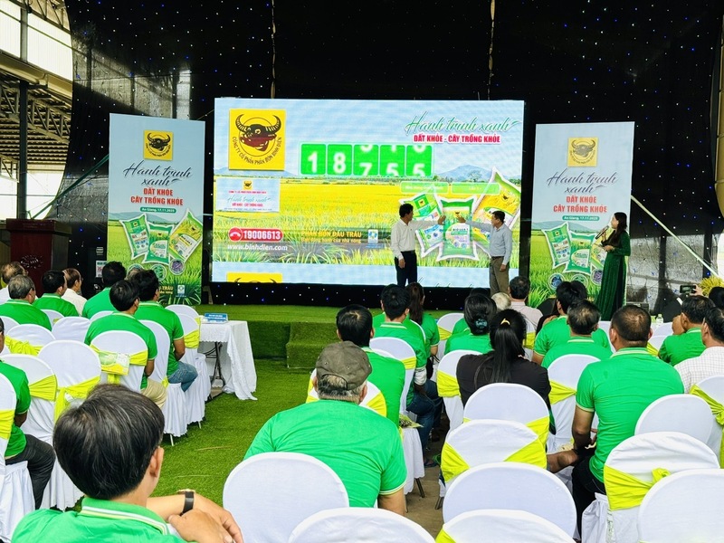 Ông Ngô Văn Đông - Tổng Giám đốc Công ty CP Phân bón Bình Điền cùng ông Nguyễn Phước Thành - Phó Giám đốc Trung tâm Khuyến nông An Giang bấm nút lựa chọn nông dân tham gia chương trình “Hành trình xanh - đất khỏe - cây trồng khỏe”