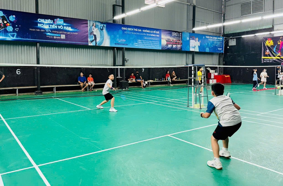 Môn cầu lông thu hút đông đảo học sinh tham gia. soi-noi-hoat-dong-chao-mung-20-11-3.jpg