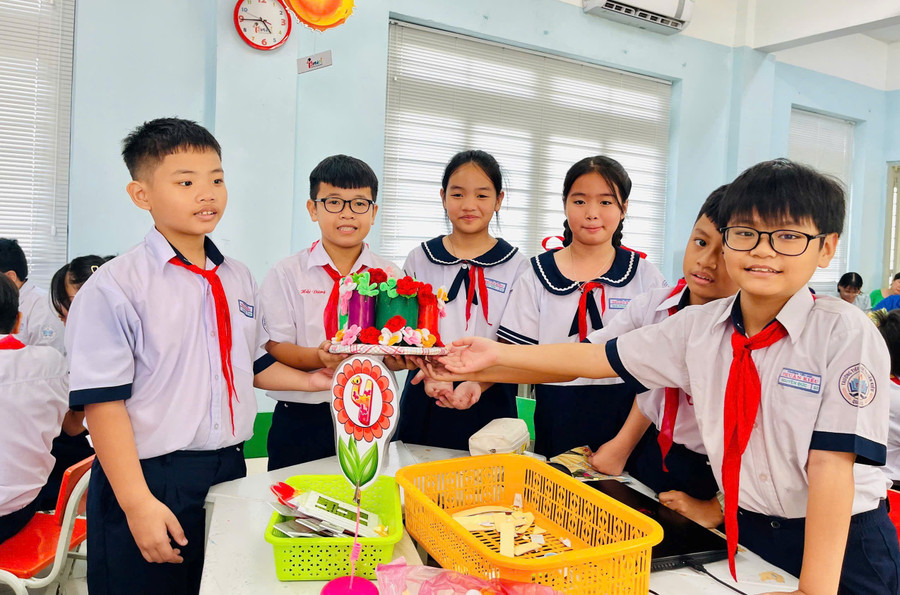 Học sinh Trường Tiểu học Thuận Kiều hào hứng với các tiết học mở. soi-noi-hoat-dong-chao-mung-20-11-6.jpg