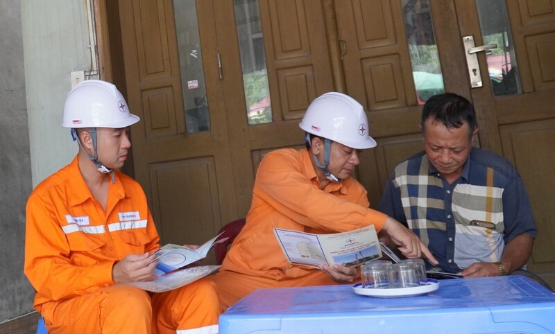 Cán bộ, công nhân viên Xí nghiệp Lưới điện cao thế tuyên truyền về an toàn hành lang lưới điện