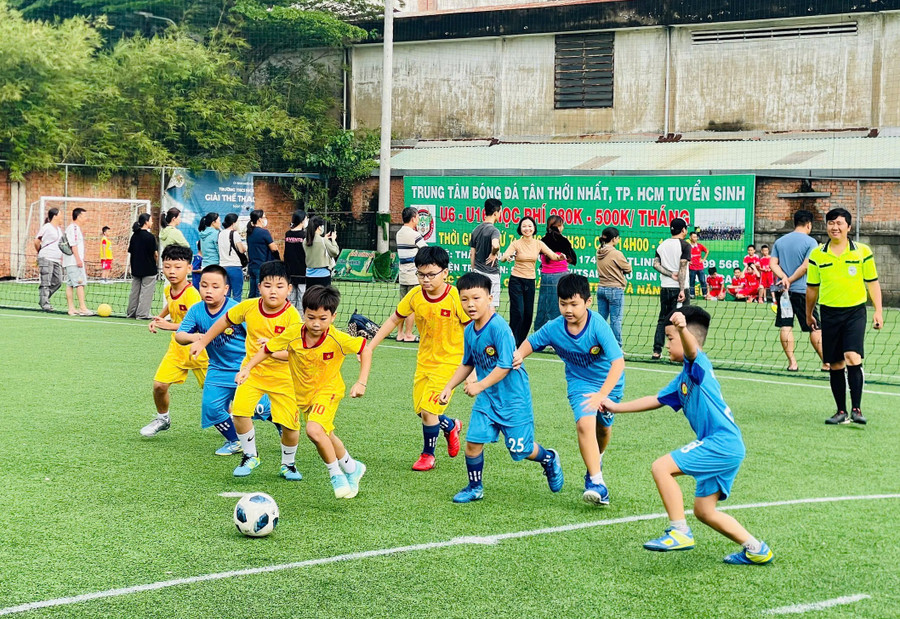 Học sinh hào hứng tham gia môn bóng đá. soi-noi-hoat-dong-chao-mung-20-11-5.jpg