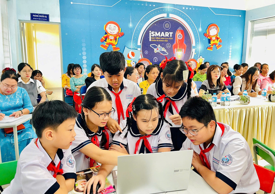 Hội thi “Giáo viên tiên phong đổi mới và chuyển đổi số” năm học 2025–2026 với nhiều tiết dạy thực hành được mở để phụ huynh quan sát và học cùng con. soi-noi-hoat-dong-chao-mung-20-11-8.jpg