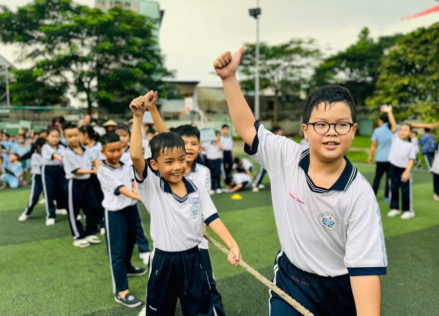 Các em học sinh tham gia kéo co với tinh thần hào hứng. soi-noi-hoat-dong-chao-mung-20-11-4.jpg