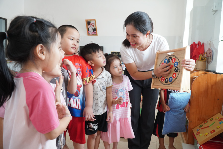 Cô trò Trường Mầm non Phúc Sơn (xã Anh Sơn, Nghệ An). Ảnh: Hồ Lài