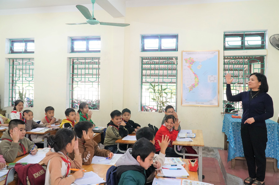 Giờ học của cô trò Trường Tiểu học Hoàng Trù (xã Kim Liên, Nghệ An). Ảnh: Hồ Lài sn106812-2.jpg