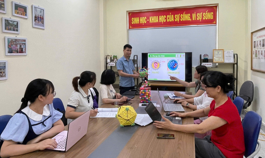 Giáo viên nhà trường sinh hoạt chuyên môn về ứng dụng AI và đổi mới phương pháp dạy học, nhân Ngày Sáng tạo và Đổi mới sáng tạo thế giới. chuyen-3-ngay-hoi-doi-moi-sang-tao.jpg