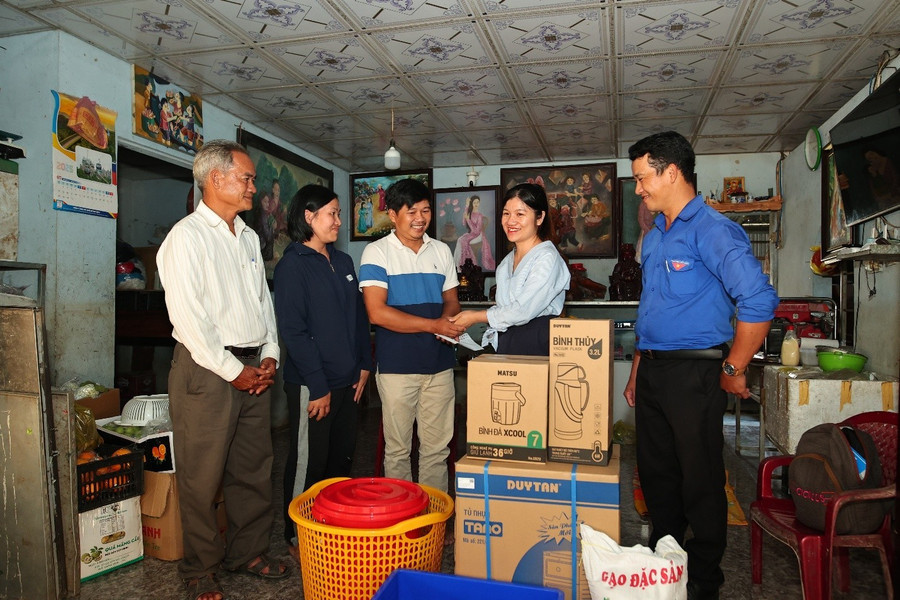 Đại diện doanh nghiệp và đoàn từ thiện trao quà cho hộ gia đình khó khăn tại xã Quảng Điền.