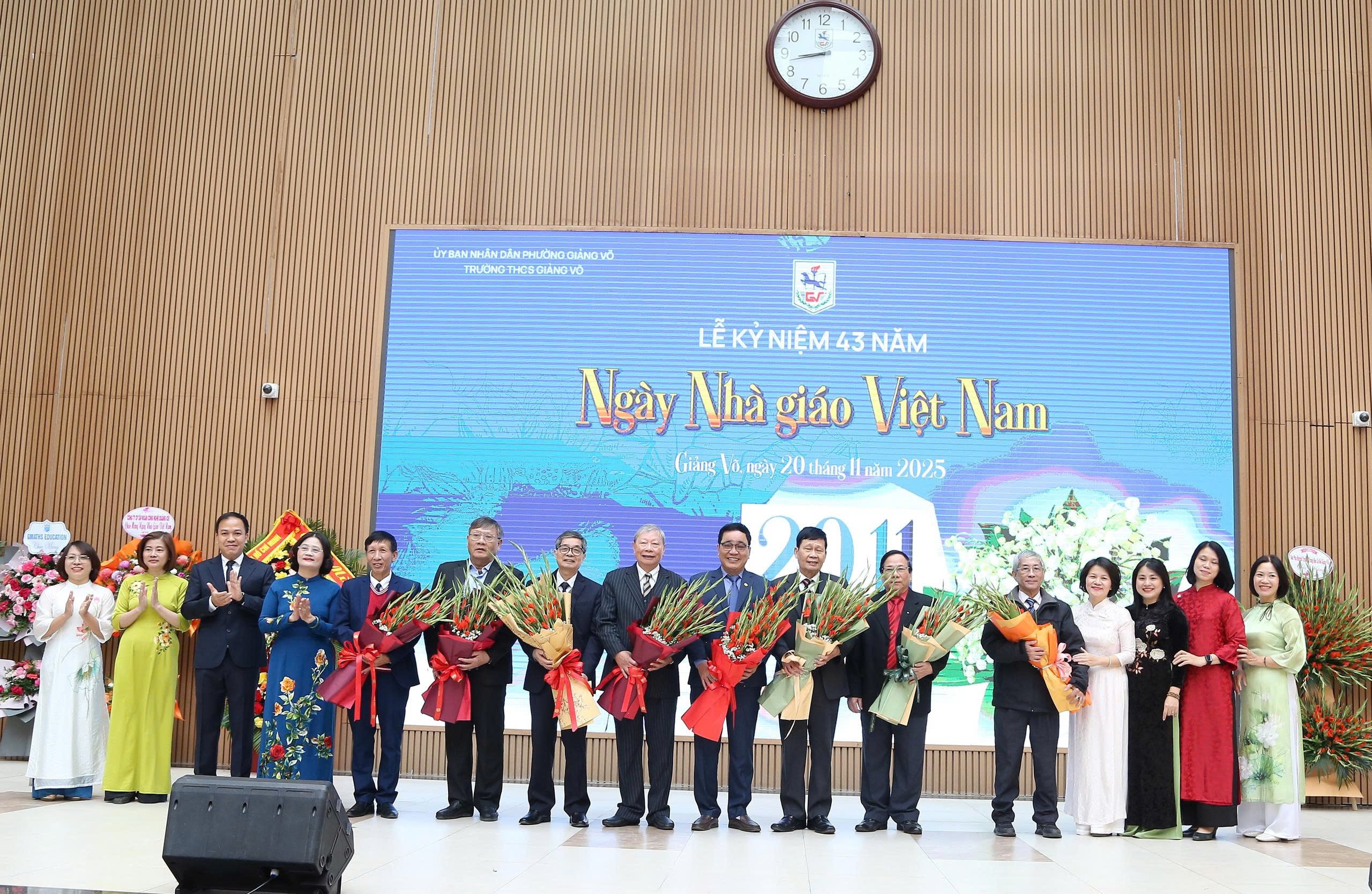 Ban Giám hiệu nhà trường tri ân các thế hệ lãnh đạo, cán bộ giáo viên THCS Giảng Võ