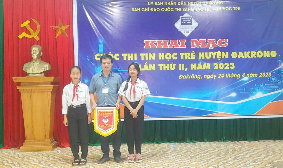 Thầy Hòa cùng học sinh tham gia và gặt hái thành tích ở cuộc thi Tin học trẻ. tin-hoc-tre.jpg