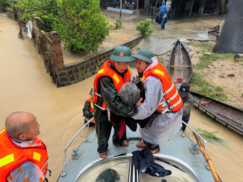 Cán bộ, chiến sĩ Công an tỉnh Đắk Lắk hỗ trợ đưa người dân đến nơi an toàn.