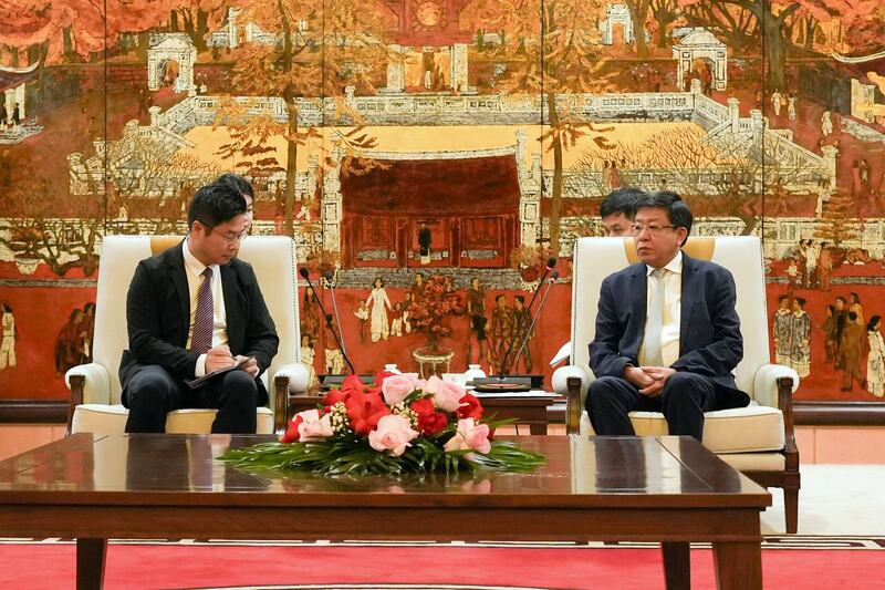 Phó Chủ tịch Thường trực UBND thành phố Dương Đức Tuấn (bên phải) trao đổi với ông Tống Hiệp Bằng. Ảnh: Hoàng Linh.