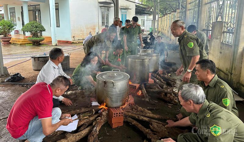 Người dân và lực lượng Công an tỉnh Đắk Lắk nấu bánh chưng.