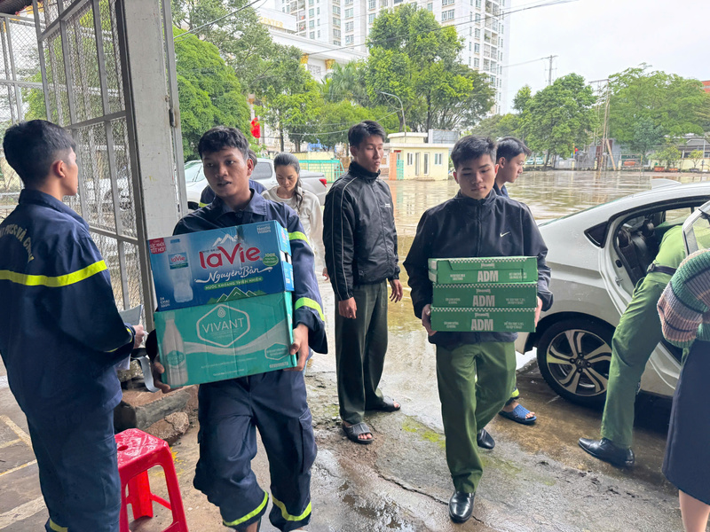 Tập kết nhu yếu phẩm để hỗ trợ người dân vùng thiên tai.