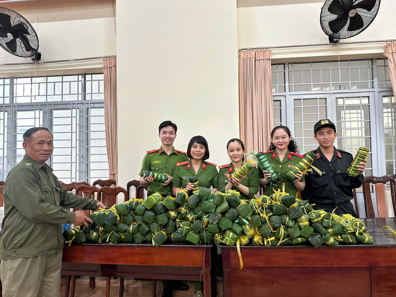 Những gói bánh chưng xanh được gói để mang đến người dân vùng lũ.