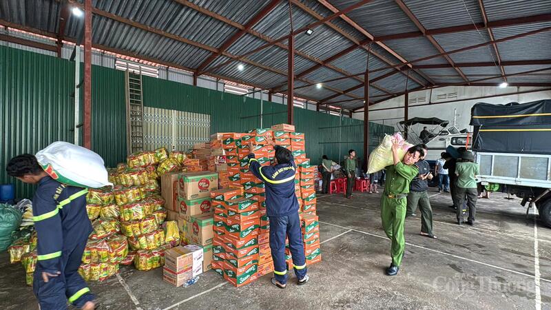 Lực lượng Công an tỉnh Đắk Lắk tập kết nhu yếu phẩm tiếp tế bà con vùng lũ.