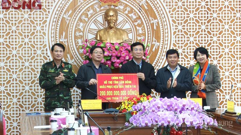 Phó Thủ tướng Hồ Quốc Dũng thay mặt Chính phủ trao biểu trưng hỗ trợ 200 tỷ đồng cho UBND tỉnh Lâm Đồng. Ảnh: Lê Sơn