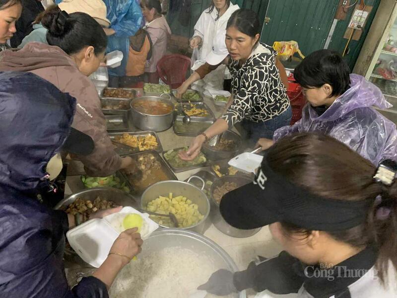 Mạnh thường quân phục vụ bữa ăn cho người dân thôn Yang Hanh.