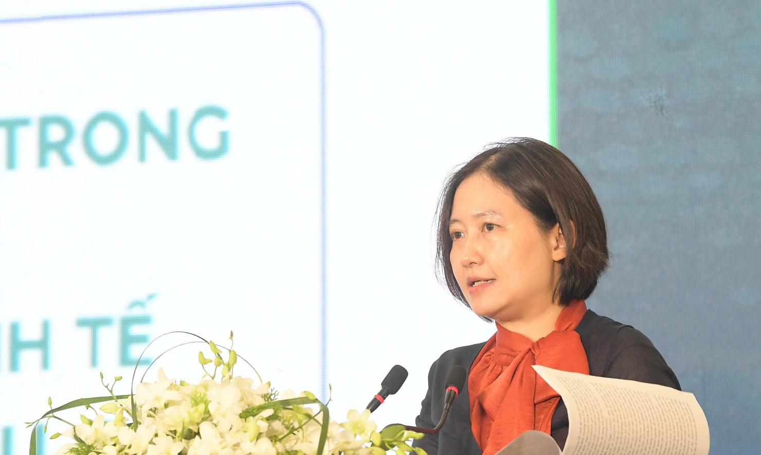 Bà Nguyễn Thu Thuỷ - Phó Cục trưởng Cục Phát triển doanh nghiệp Nhà nước (Bộ Tài chính) tham luận tại Diễn đàn.