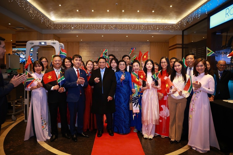 Cán bộ Đại sứ quán, đại diện kiều bào và lưu học sinh Việt Nam tại Nam Phi đón Thủ tướng cùng Phu nhân và Đoàn đại biểu cấp cao Việt Nam. Ảnh: VGP/Nhật Bắc