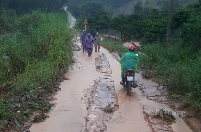 Người dân đi bộ vào thôn Yang Hanh.