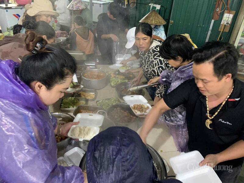 Anh Võ Giang Nam (ngoài cùng bên phải) phục vụ bữa ăn cho bà con thông Yang Hanh.