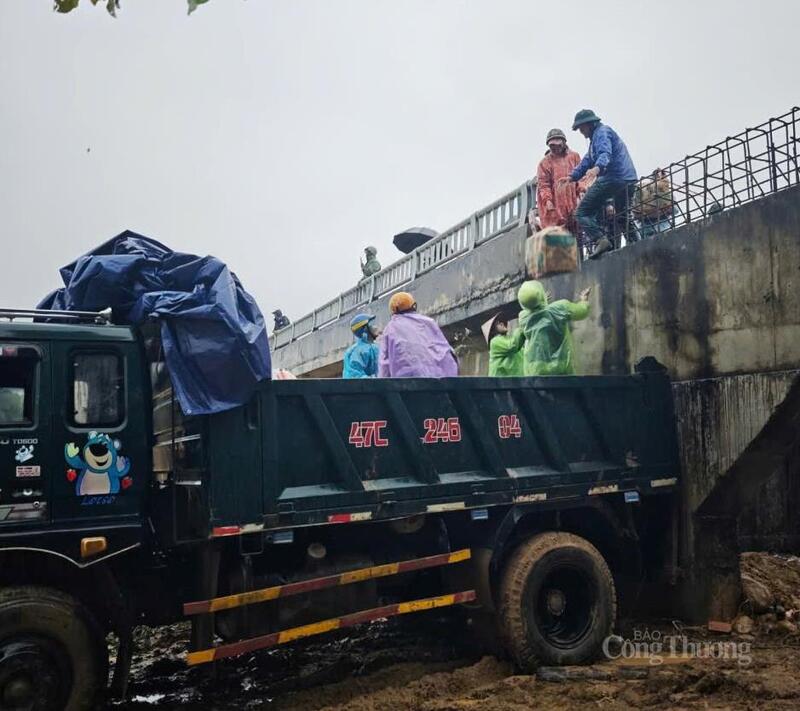 Người dân hỗ trợ vận chuyển nhu yếu phẩm vào thôn Yang Hanh.