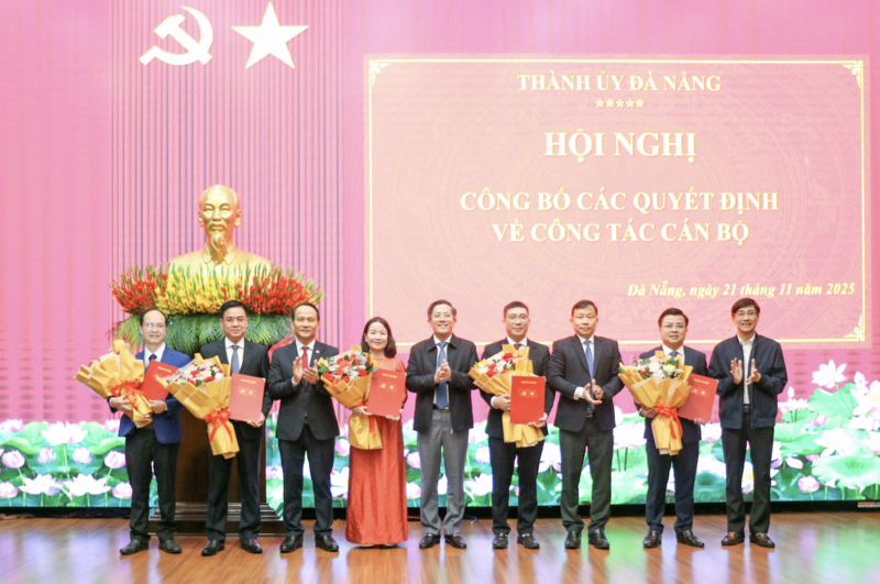 Lãnh đạo Thành ủy, UBND TP. Đà Nẵng tặng hoa chúc mừng các cán bộ được điều động, luân chuyển