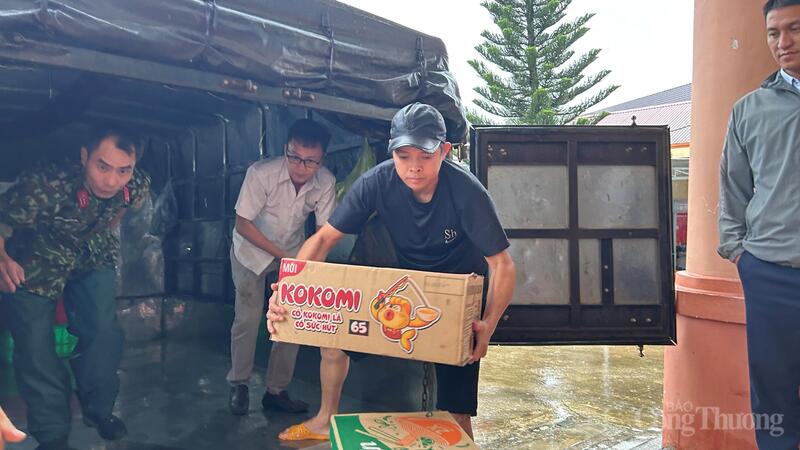 Người dân gửi nhu yếu phẩm gửi bà con xã Yang Mao.