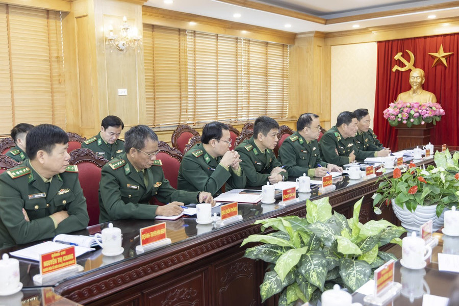 Đại diện lãnh đạo Bộ Tư lệnh Bộ đội Biên phòng tham dự buổi làm việc. Ảnh: Quang Vinh