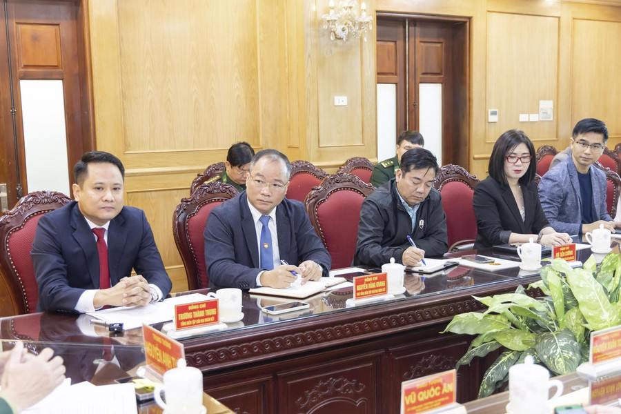 Tổng Biên tập Trương Thành Trung và cán bộ các ban đơn vị Báo Đại đoàn kết tham dự cuộc làm việc.