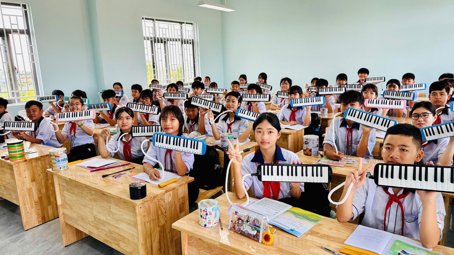 Những giờ học âm nhạc đầy niềm vui của học sinh Trường THCS Hàm Minh. z7114446085503-568f18cce0174320a5ef369ec2a1b99a.jpg