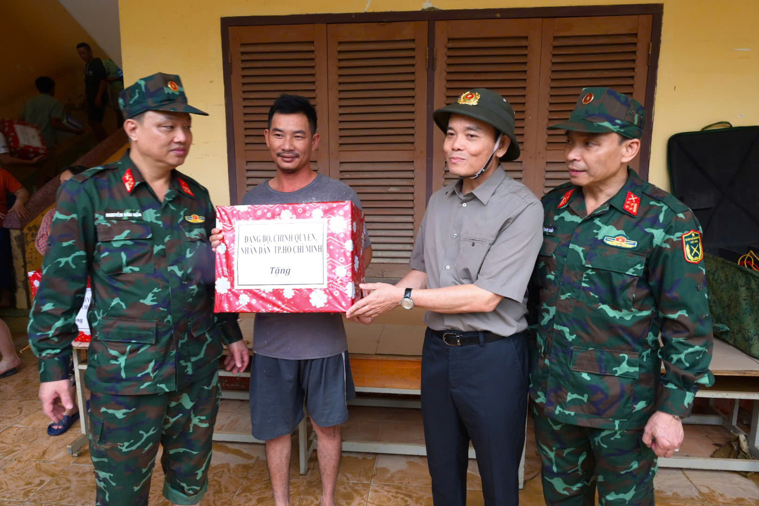 Bí thư Thành ủy Trần Lưu Quang trao quà cho người dân tại Khánh Hòa. Ảnh: PT