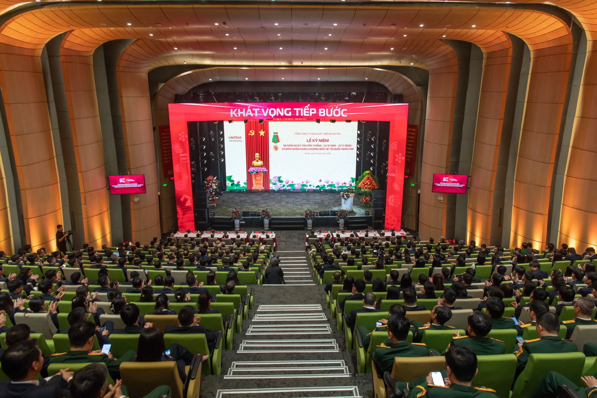 Tong cong ty 80 nam truyen thong cua TD Viettel nhan huan chuong bao ve to quoc