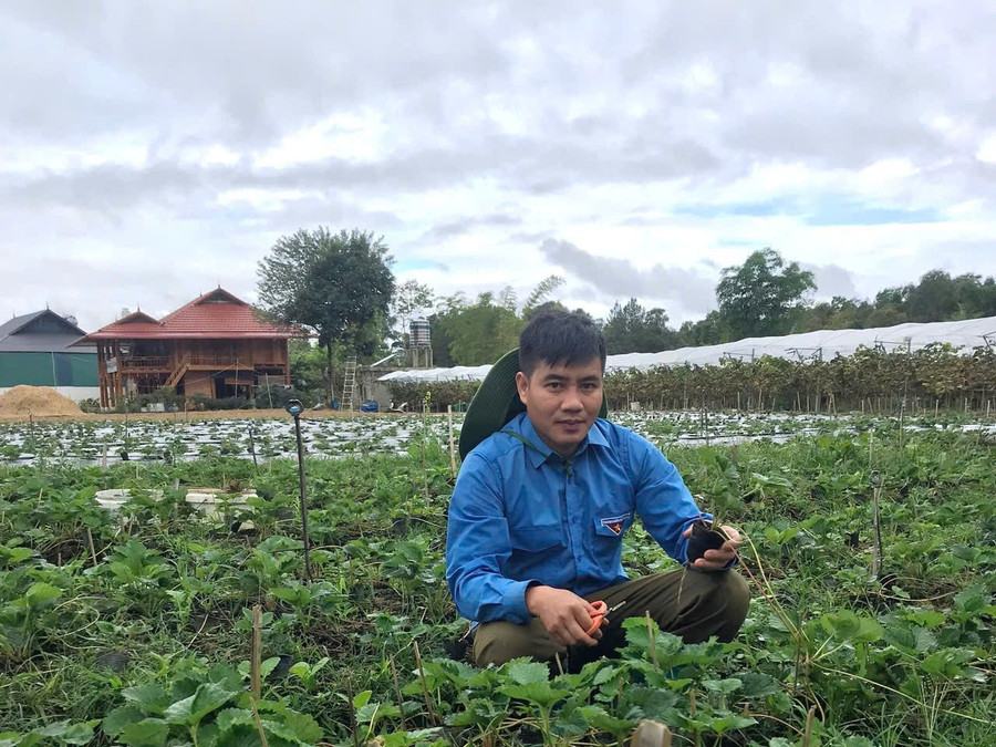 Anh Lường Văn Thành và mô hình nông nghiệp kết hợp du lịch trải nghiệm. Ảnh: NVCC