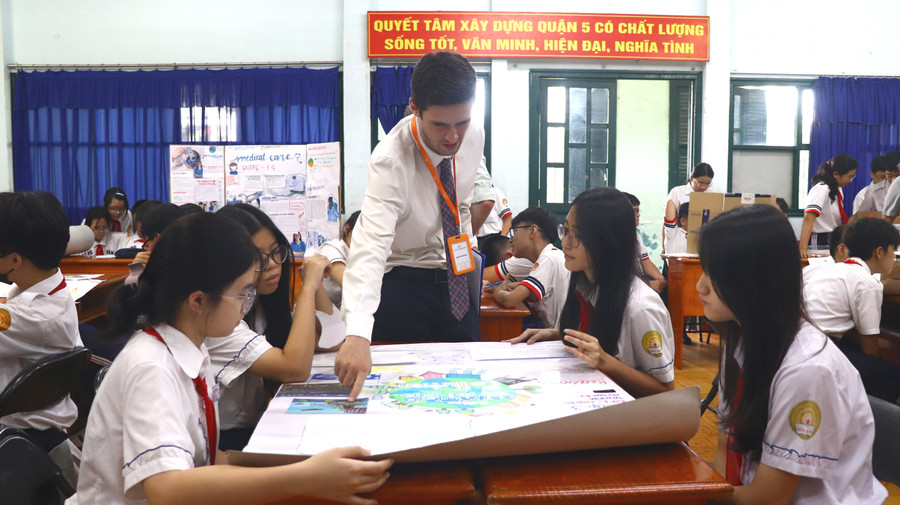 Học sinh Trường THCS Hồng Bàng (phường Chợ Lớn, TPHCM) tham gia ngày hội khoa học cùng với giáo viên giảng dạy chương trình tiếng Anh tích hợp.