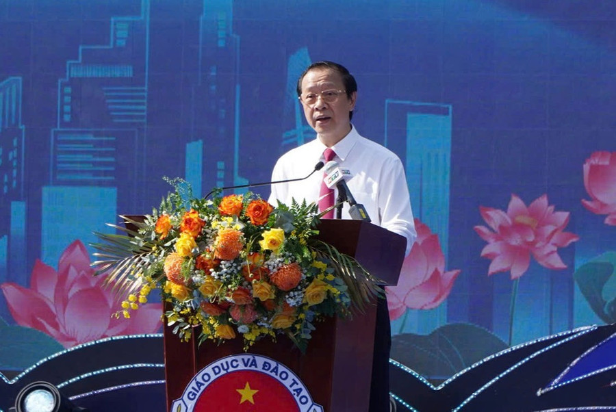 Thứ trưởng Phạm Ngọc Thưởng phát biểu tại Lễ kỷ niệm 50 năm ngành GD&ĐT TPHCM. tieng-danh-tich-hop.jpg