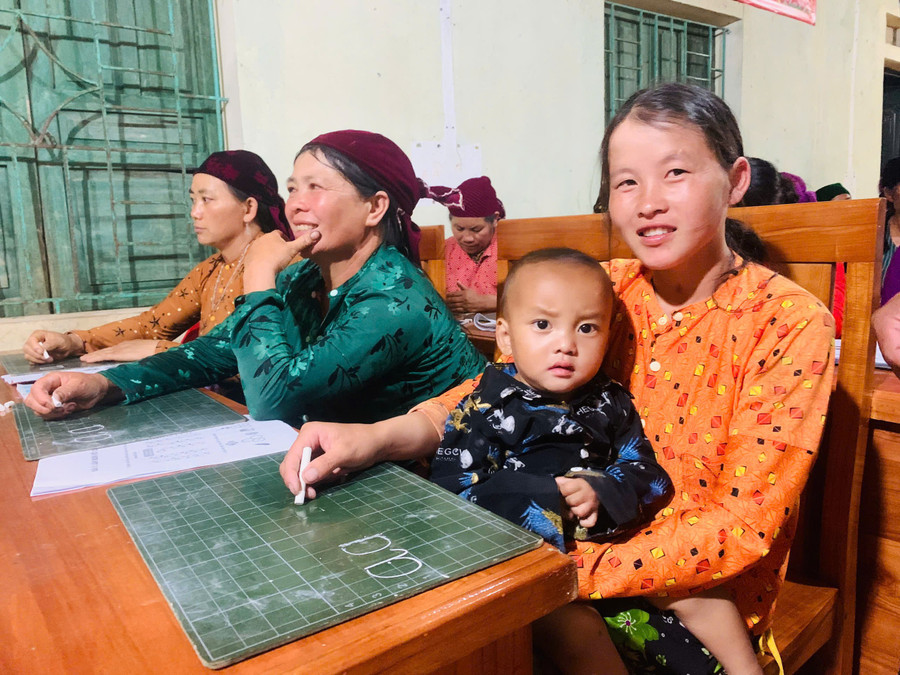 Lớp học xóa mù chữ ở xã biên giới Nghĩa Thuận, tỉnh Tuyên Quang.