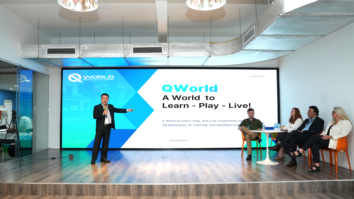 Ông Nguyễn Mạnh Tuấn - CEO QTS Australia giới thiệu nền tảng học tập QWorld tại sự kiện Austrade.