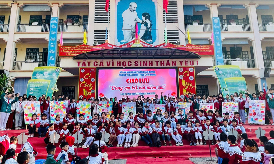 Học sinh Trường Tiểu học Bắc Lệnh và Trường THCS Lý Tự Trọng chụp ảnh lưu niệm cùng các thầy cô.