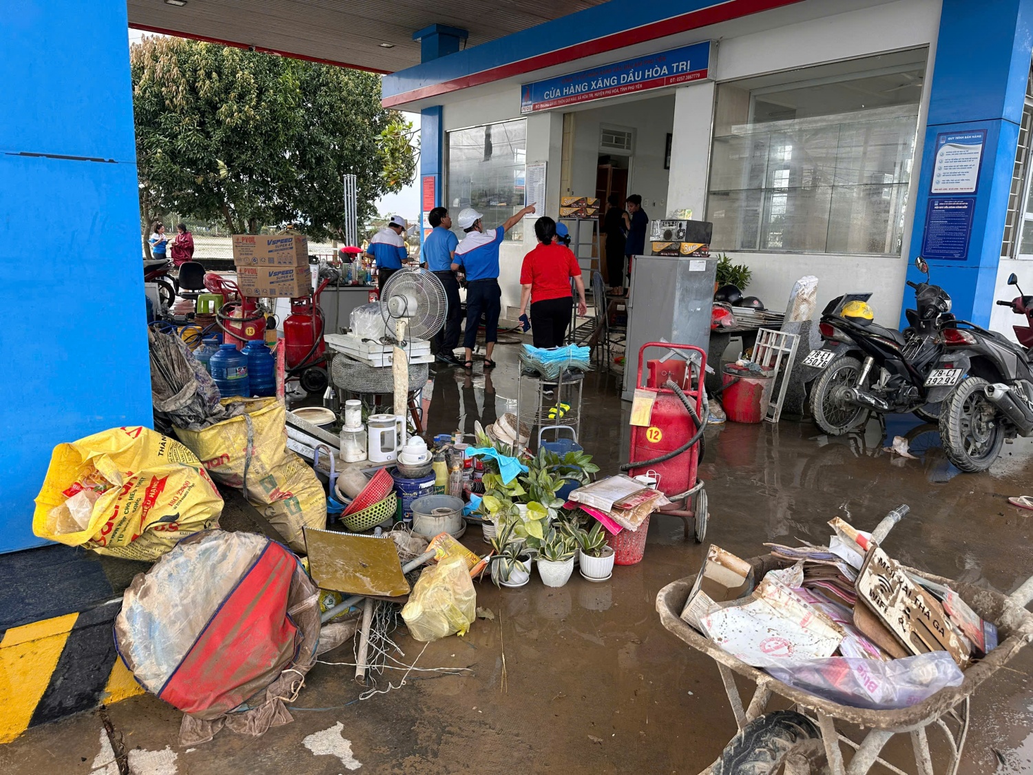 Petrovietnam lan tỏa tinh thần “nghĩa tình – trách nhiệm – sẻ chia” cùng bà con vùng lũ Petrovietnam lan tỏa tinh thần “nghĩa tình – trách nhiệm – sẻ chia” cùng bà con vùng lũ