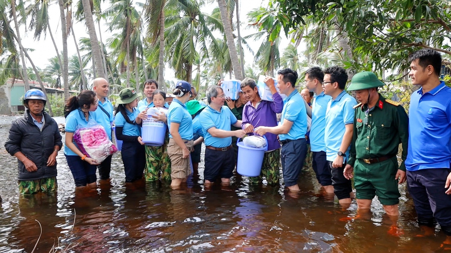 Petrovietnam lan tỏa tinh thần “nghĩa tình – trách nhiệm – sẻ chia” cùng bà con vùng lũ Petrovietnam lan tỏa tinh thần “nghĩa tình – trách nhiệm – sẻ chia” cùng bà con vùng lũ