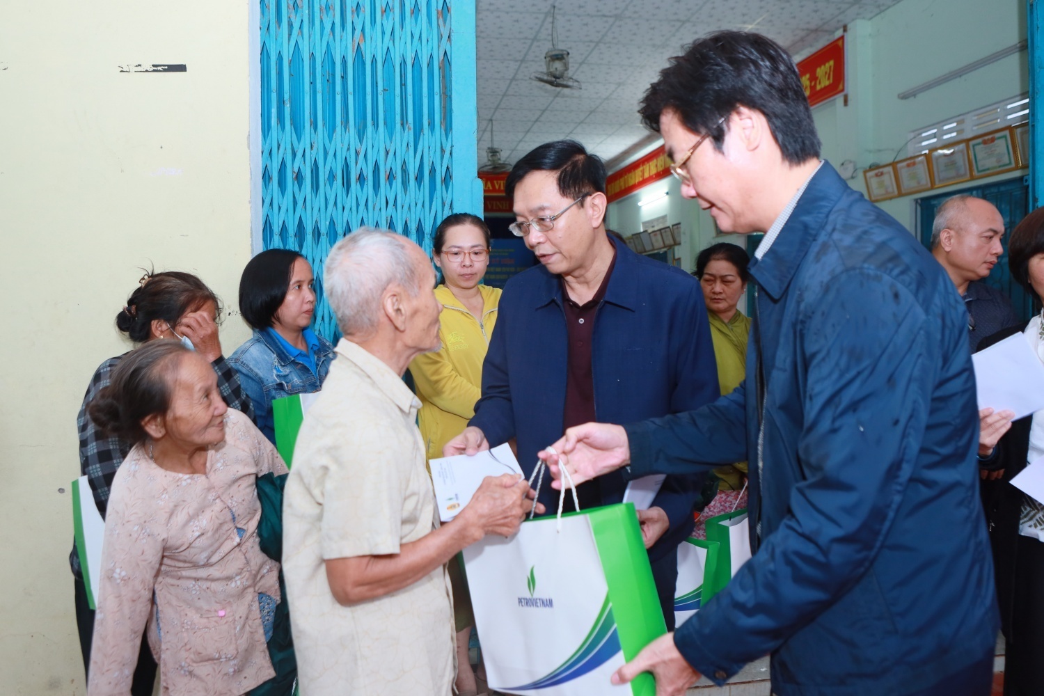 Petrovietnam lan tỏa tinh thần “nghĩa tình – trách nhiệm – sẻ chia” cùng bà con vùng lũ Petrovietnam lan tỏa tinh thần “nghĩa tình – trách nhiệm – sẻ chia” cùng bà con vùng lũ