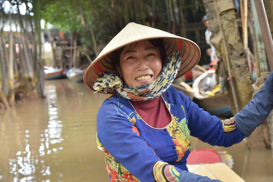 Nụ cười luôn nở trên môi những phụ nữ gắn bó với nghề chèo xuồng phục vụ du khách. con-thoi-son-3.jpg